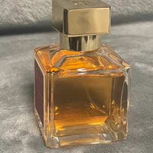 Baccarat Rouge 540 Eau de Parfum - Upptäck ikoniska Baccarat Rouge 540 från Maison Francis Kurkdjian. Flaskan rymmer 70 ml och är tillverkad i Frankrike. Perfekt för dig som vill sticka ut med en exklusiv och trendig parfym….,  doften är för stark för mig fick en present