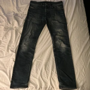 Diesel jeans - Snygga diesel jeans med inga defekter. De är ganska mörkblåa och sitter rätt så tajt. Stilrena och fina, passar dig som har en lite mer ”grisch stil” det är bara att skicka meddelande om du har fler frågor👏
