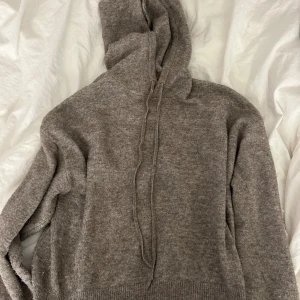 Beige stickad hoodie med huva - beige stickad hoodie med luva!