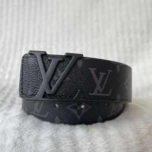 Svart Bälte Monogram Mönstrat - Säljer ett svart bälte med ett snyggt svart monogram mönster och ett svart snyggt spänne. Bältet har en längd på 105 cm (storlek 42) och är Inte använt en enda gång, tveka inte att fråga! 💯👌 