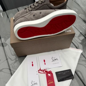 Gråa Christian Louboutin Skor - Priset går att diskuteras. Skriv om du har frågor. Skriv för fler bilder. 