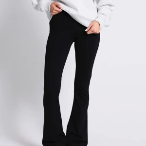 Svarta  byxor med stretch - Snygga svarta  byxor med skön stretch och hög midja.   De är i storleken M men tajta                                                                     Använda en gång.                                                  Kostade 250kr 