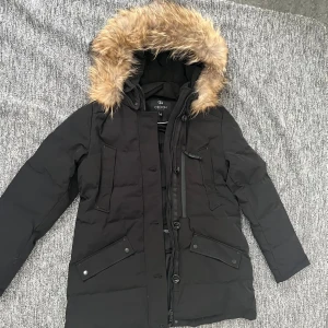 Svart dunjacka med päls från Cecion - Svart dunjacka från Cecion med äkta päls på huvan. Köpt för ungefär 4000❗️❗️❗️ Säljer därför för mycket bra pris. Säljer den då jag har blivit intresserad av mer längre jackor. Jackan är i mycket bra skick, skulle säga som ny. Hör av er för frågor🫶🏻