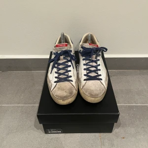 Crime london - 42 - Säljer dessa riktigt feta crime london skor i storlek 42. Använda sparsamt och de är i bra skick - inga defekter. Ny pris ca 2000, men släpper de för 350. Box, samt orderbekräftelse tillkommer. Hör av er vid minsta fundering!