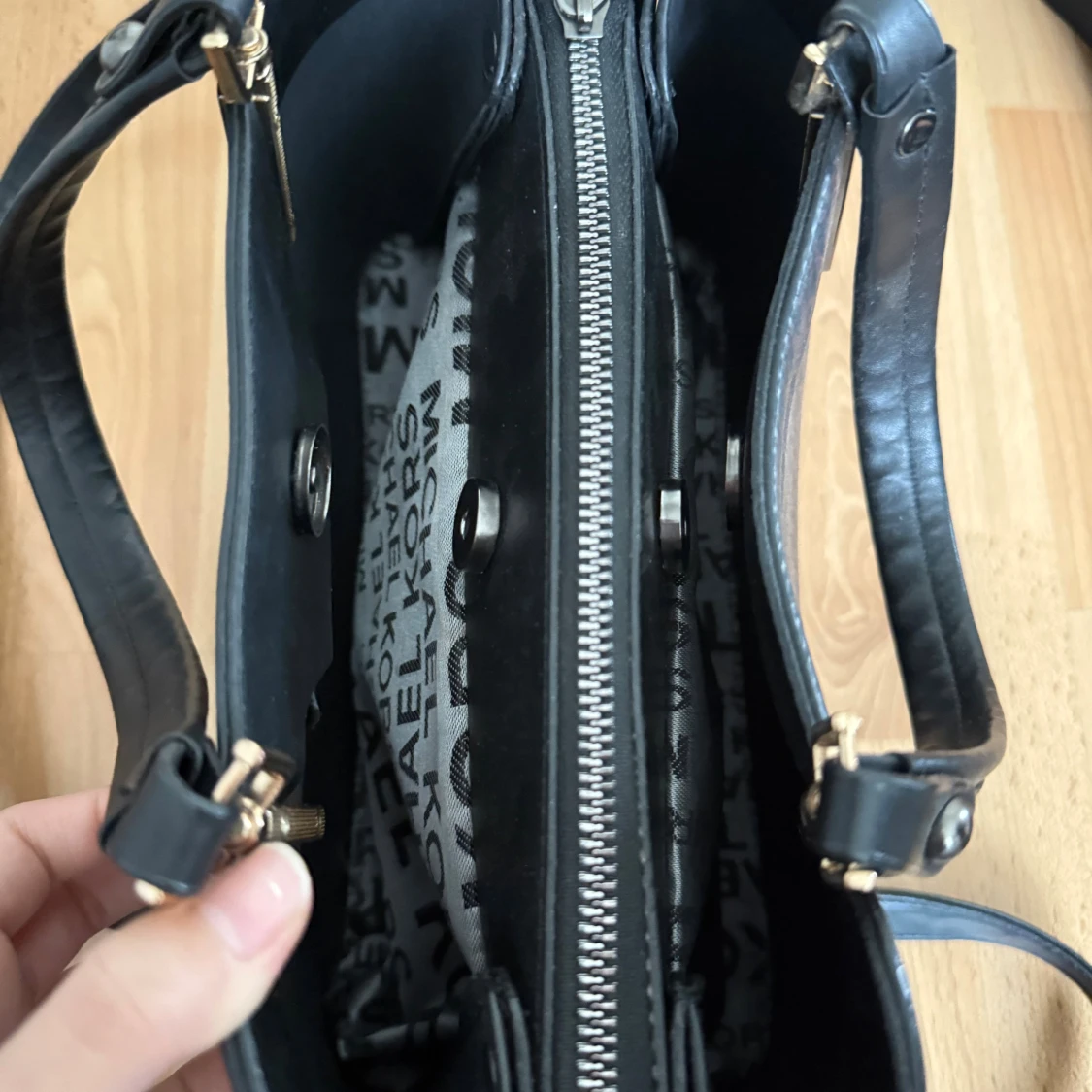 Michael Kors brun handväska med logomönster - 2