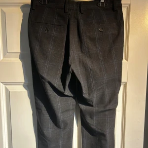 Grå rutiga kostymbyxor - Jag är 185cm 80kg