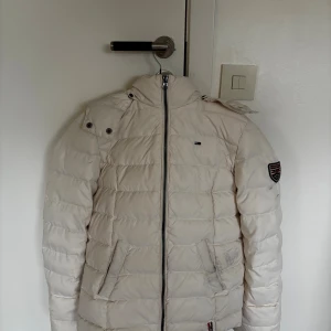Tommy Hilfiger (Hilfiger Denim) vinter jacka  - Fick den här jackan i present förra året, men den var redan begagnad då så kan inte säga exakt hur mycket det har används. Jag använde den bara en vinter. Den finns inte att köpa på Tommy Hilfigers längre så vet inte vad original priset går på. Skulle gissa runt 2000-3500kr. Nån svart fläck på vänster arm och blå fläck vid vänster ficka. Vet inte vad det kan vara. Har bara tvättat den i 30° utan blekningsmedel, så vet inte om det går bort med starkare medel. Har inte vågat testa själv.