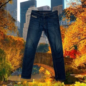 Diesel Tepphar slim jeans blå - Säljer ett par blå Diesel Tepphar jeans i slim carrot fit med snygg tvätt och klassiska detaljer. Storleken är W30/L32. Kan skicka närmare bilder om det skulle vara nödvändigt 😁