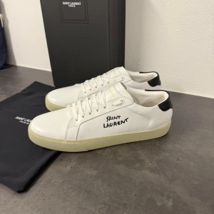 Vita Saint Laurent skor  - | Skor från Saint Laurent | Storlek: 43 | Färg: vit med svart text | Box samt påse ingår |