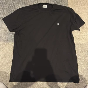 Burberry T-Shirt - Clean och simpel Burberry T-shirt, osäker om den är äkta då den är köpt på plick
