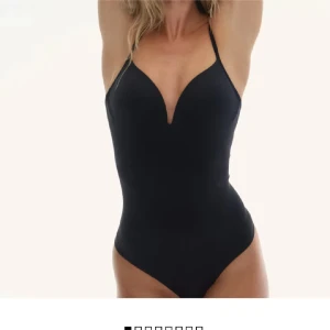 H&M body  - Snygg o populär body från h&m med djup v-ringning och smala axelband. Den har inbyggd push up vaddering. Den är knappt använd så väldigt bra skick! 