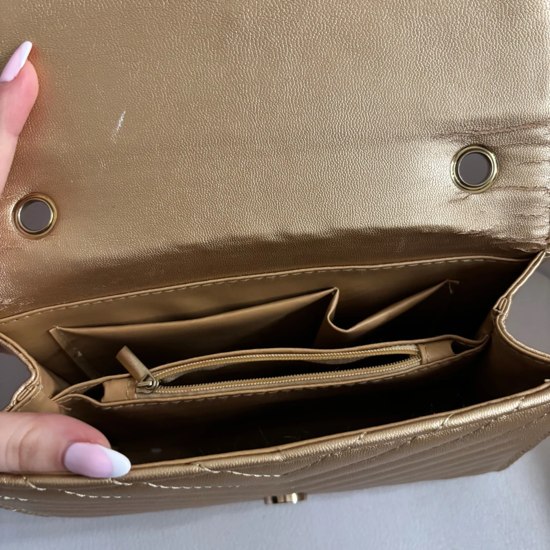 Guldig kuvertväska - 1