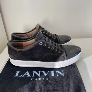 Lanvin Grey elephant  - Säljer nu dessa Lanvin Grey elephant med glansig cap toe i uk 8 som passar storlek 42-43, skorna är i bra skick och uppfixade vid sulan så att dem ska vara extra fräscha, skriv för fler bilder/frågor🙌🏼