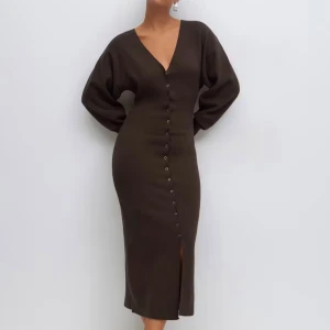 Gina tricot klänning - Brun klänning perfekt när det börjar bli mer höst och brun färg är inne💕helt ny! Har inga bilder med den på & kan ej ta!