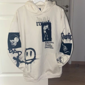 Hoodie med coolt tryck från FSBN - Säljer denna feta beige hoodien med svart tryck av bilder och text på framsidan, baksidan o längst armarna. Den har inte kommit till användning bara legat i garderoben ett tag nu så väldigt fint skick 