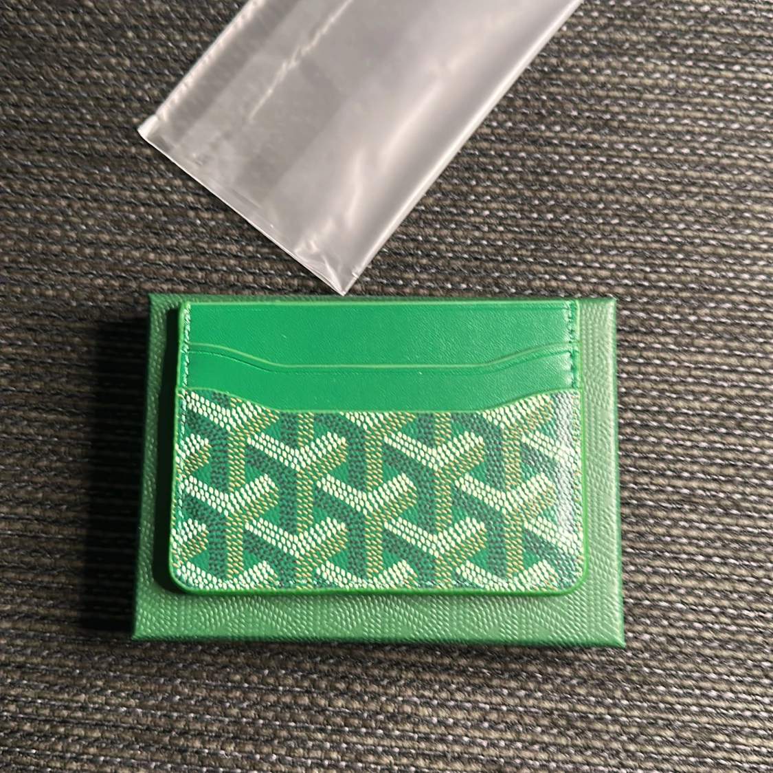 Grön plånbok med mönster