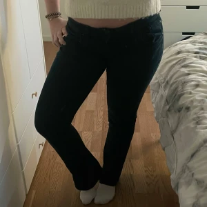 Ltb jeans valerie - Supersnygga trendiga jeans från Ltb! Storleken är 27/30, men insydda i midjan så de sitter som 27 innan de töjts ut eller 26 efter de töjts ut. Borde kunna gå att sprätta upp om man skulle vilja det.Passar på mig som är 160☺️
