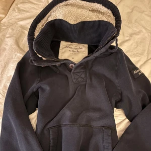 Vintage y2k abercrombie & fitch kofta/jacka/hoodie - Jättevarm abercrombie & fitch kofta som funkar perfekt nu till vintern/hösten! Kan gå ner i pris vid snabb affär💖