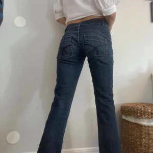 Lågmidjade jeans - Säljer dessa snygga lågmidjade jeans.  Midjemåttet med extraknappen är 35-36(mätt rakt över), midjemåttet med orginalknapp är 37-38 cm (mätt rakt över) Inerbenslängd: 78cm  Hör av er vid frågor eller annat 🥰