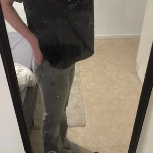 Grå bootcut jeans från Levi's - Säljer ett par gråa Levi's jeans med bootcut passform och låg midja. Klassisk femficksmodell med knapp och dragkedja framtill. Jeansen har en snygg, lite tvättad look och är tillverkade i mjukt denimtyg som sitter skönt.