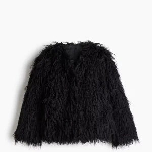 Svart fluffig pälsjacka - Säljer en svart pälsjacka med lång, fluffig och buskig fuskpäls. Jackan har en oversized vibe och är perfekt för dig som vill sticka ut. Den är långärmad och har en enkel, rak passform utan synliga knappar eller dragkedja.