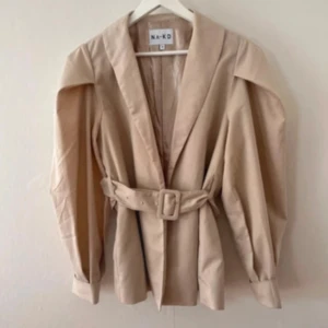 Blazer - Super fin blazer som går att spänna i midjan! Använd en gång💓