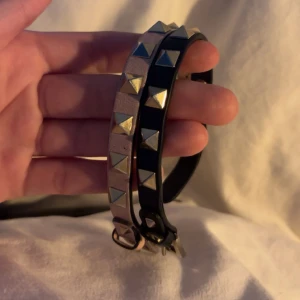 Valentino armband  - Valentino armband, finns en orginal låda kvar och två Valentino påsar. Fint skick, svarta har delat sig lite men rosa är i fint skick. 800kr för rosa, 600 för svarta. Eller båda för 1300. Priset går att diskutera! 