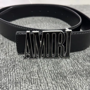 Svart Amiri bälte  - Säljer att svar Amiri bälte storlek 110cm. Väldigt bra skick. Säljer den då jag inte har något behov för den. Skriv vid minsta intresse!!