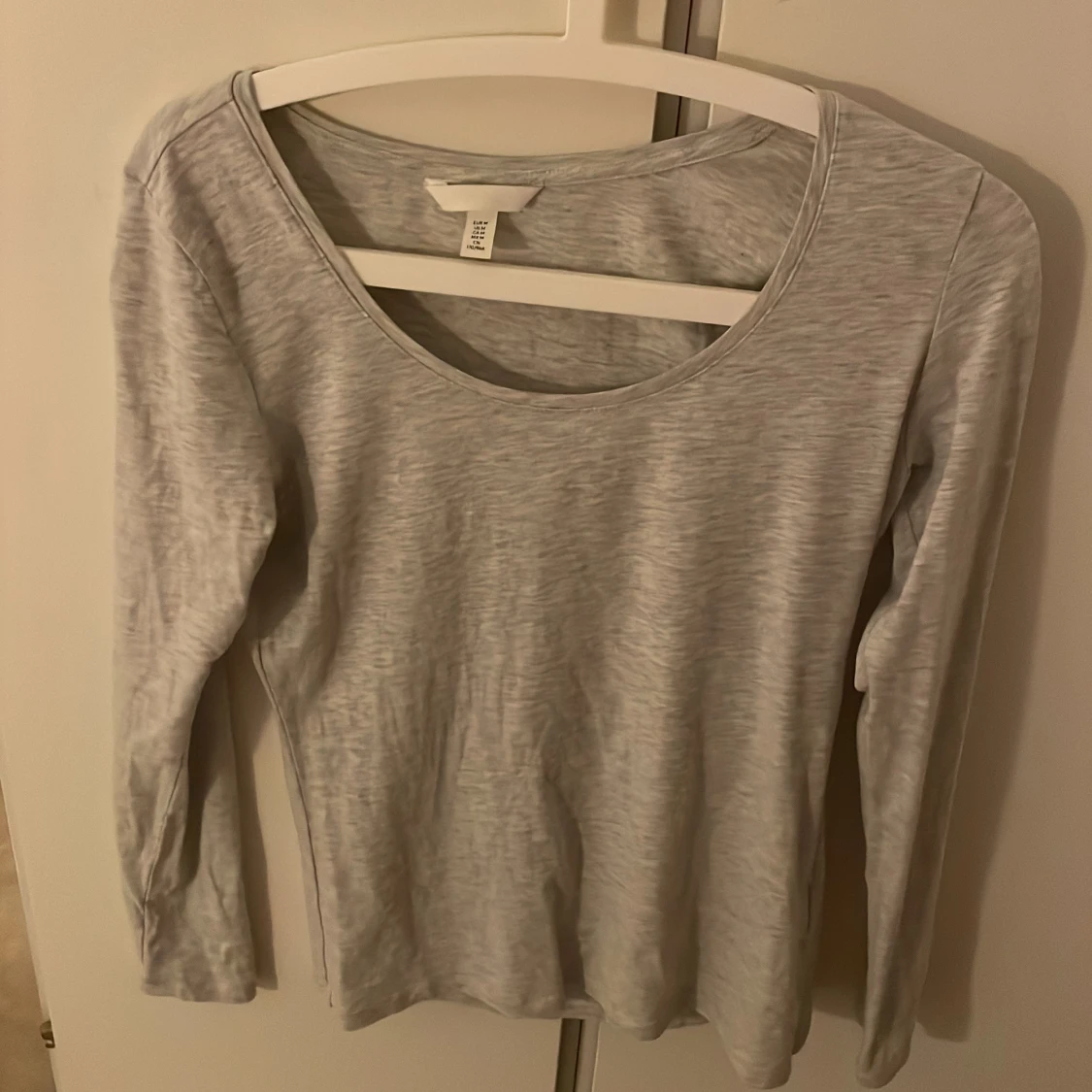 Ljusgrå långärmad tröja från H&M
