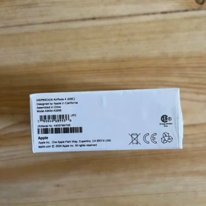 AirPods 4 (ANC) - Nya Apple AirPods 4 med aktiv brusreducering (ANC). Levereras i obruten originalförpackning. Perfekt för trådlös musik och samtal med hög ljudkvalitet. Inga synliga defekter eller slitage.