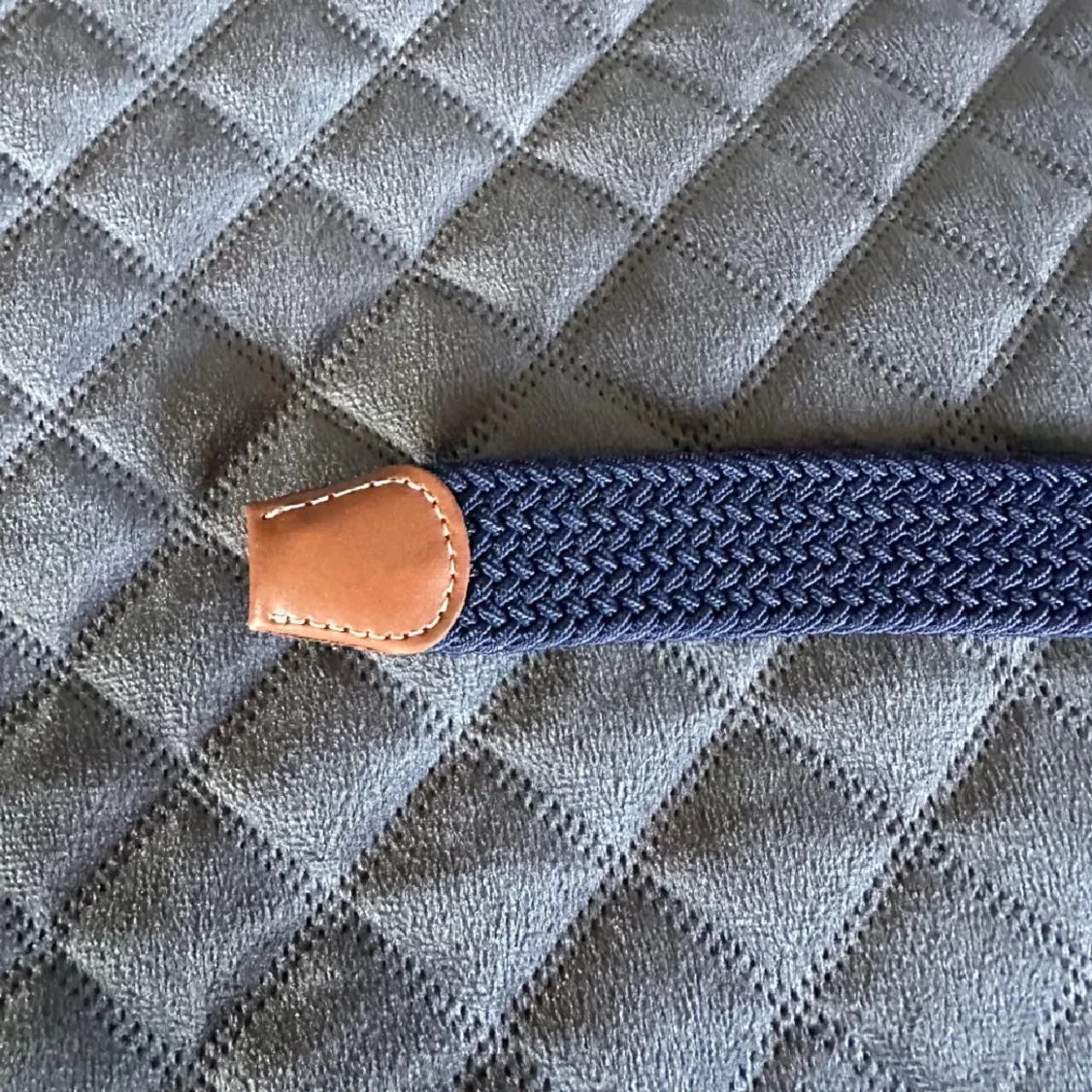 Mörkblå flätat bälte med skinn 105 cm - 2