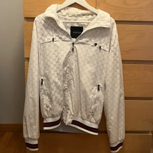 Jacka  - Snygg jacka i fint skick som passar storlek M, L. Svarar snabbt, skriv vid frågor💯