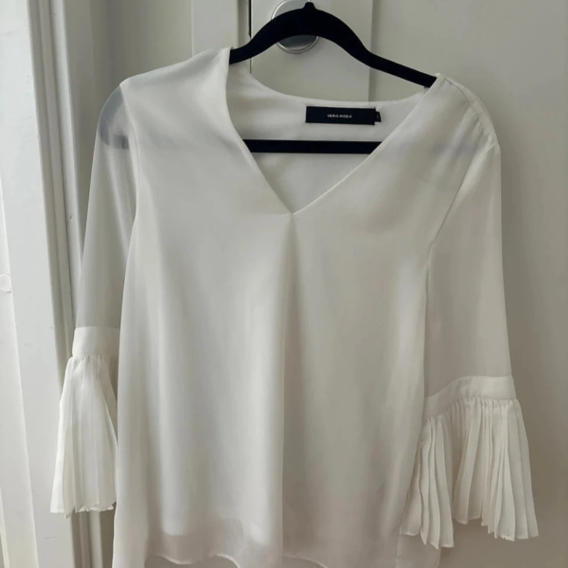 Vit blus med plisserade ärmar Vero Moda