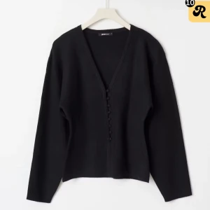 Svart kofta med knappar från Gina Tricot - Svart kofta från Gina Tricot med v-ringning och dekorativa knappar framtill. Långärmad och i mjukt stickat material, perfekt för lager-på-lager. Enkel och stilren design som passar till allt. Säljer för den är för liten för mig 🥹