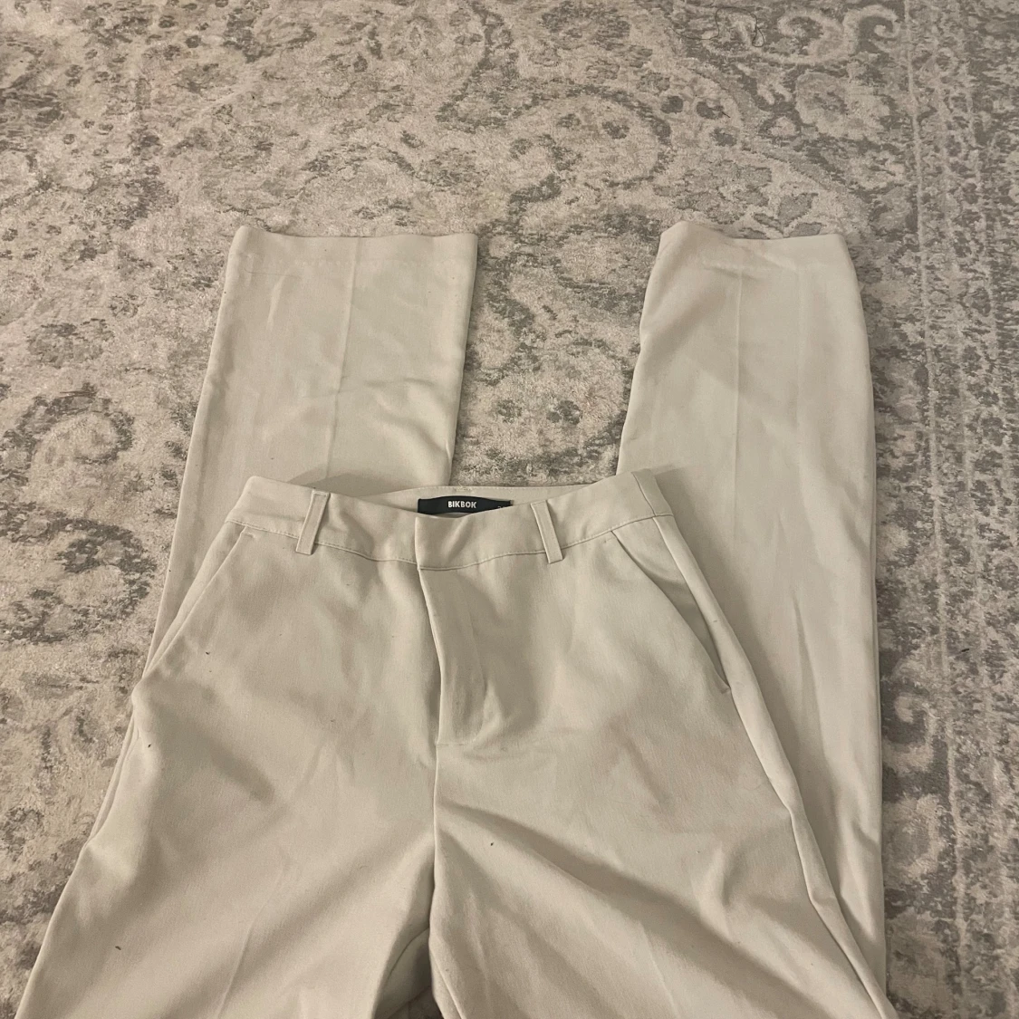 Beiga kostymbyxor från Bik Bok - 1