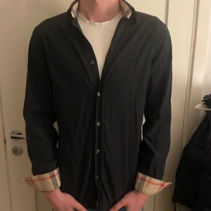 Burberry skjorta - Hej! Säljer nu min snygga burberry skjorta som  knappt är använd. Den är extremt fräsch och snygg. Tveka inte på att skriva vid vidare frågor och funderingar!