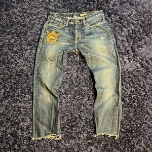 Ralph lauren jeans - Säljer ett par sjukt feta Raphl Laurenjeans med flertal detaljer som broderingen på framsidan, tvätten och slitningarna. De är i fint skick och hör av er för minsta fundering🙌