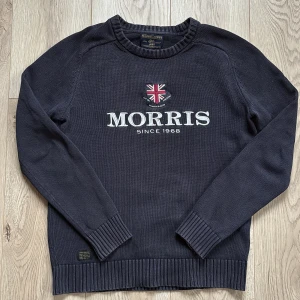 Mörkblå stickad Morris tröja  - Riktigt snygg tröja från Morris! Ger en skön vintage look. Strl S. hör självklart av dig om du har frågor, pris kan diskuteras!