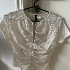 Vit croppad topp från Divided  - Säljer en jätte fin topp från hm bara använt några få gånger men inte kommit till så mycket användning 