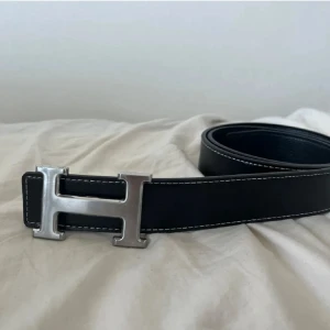 Silvrigt/svart hemres bälte - 115 cm