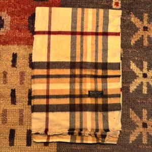 Vintage Burberry halsduk  - -Riktigt bra skick. Nypris på dessa ligger på runt 5000kr, vilket gör detta till ett sjukt bra pris! Halsduken är gjord i Lamull, och är perfekt inför hösten och den kommande vintern. Anledningen till att det står ”Burberry’s” och inte ”Burberry” på lappen är eftersom halsduken är från några år tillbaka, innan de bytte namn! Om du har någon fråga är det bara att skriva till mig. /elgnce (5)