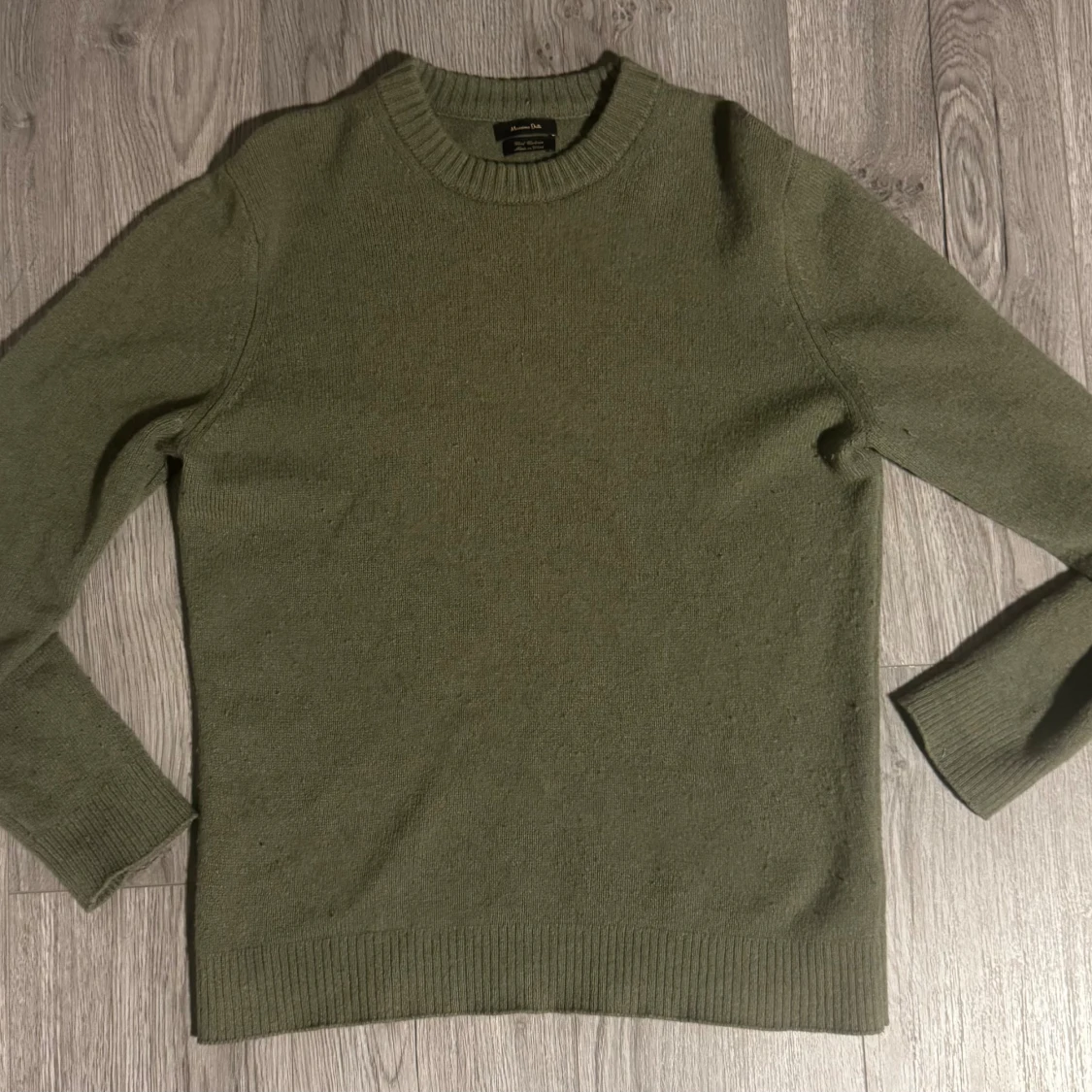 Olivgrön stickad tröja från Massimo Dutti