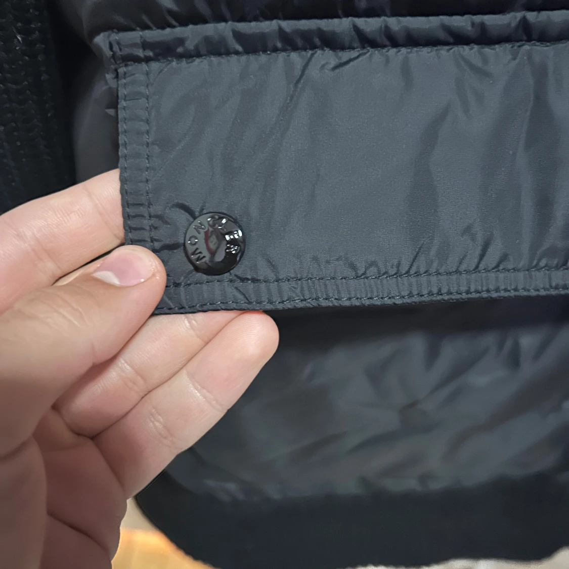 Svart stickad pufferjacka från Moncler - 2