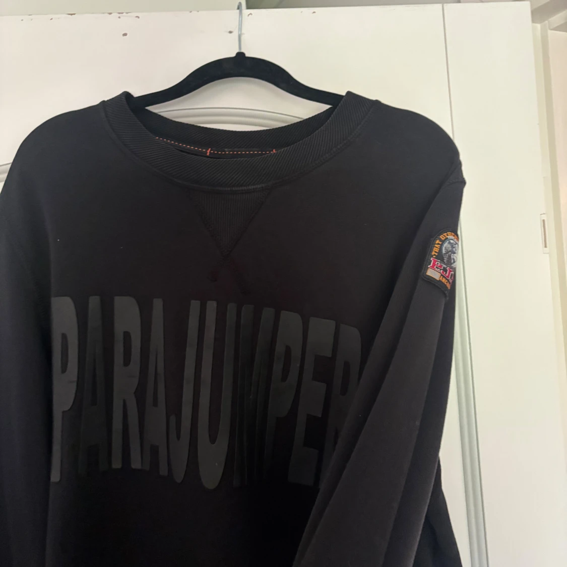 Svart sweatshirt från Parajumpers - 1