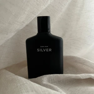 Zara Man Silver EDP - Doftpyramiden innehåller noter av citrongul, jasmin och patchouli. 100ml flaska (använt ca 10%). Förvarats mörkt och svalt. Säljes utan box. 