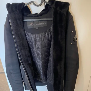Moose Knuckles Classic Bunny - Svart moose knuckles jacka med päls som går att ta bort o sätta dit. Jackan funkar till alla årstider.