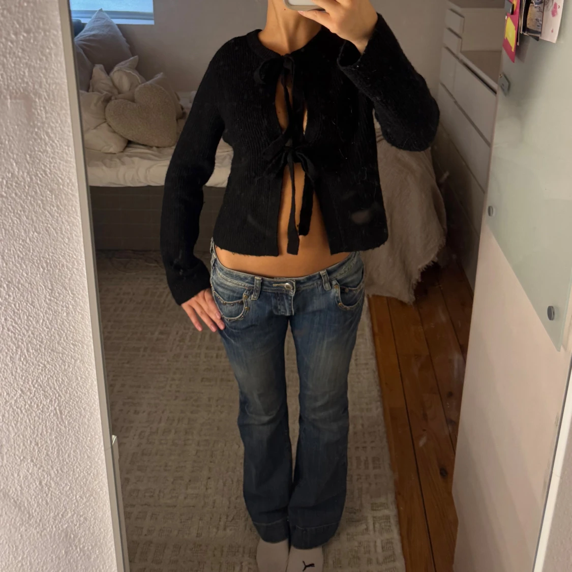 Blå bootcut jeans med nitar