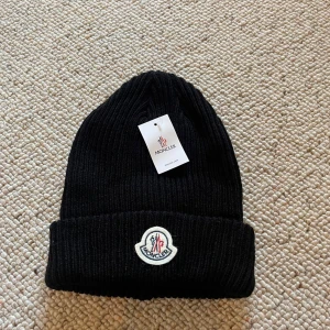 Moncler mössa - En helt ny svart moncler mössa. Pris kan diskuteras och skriv om du har några frågor. 