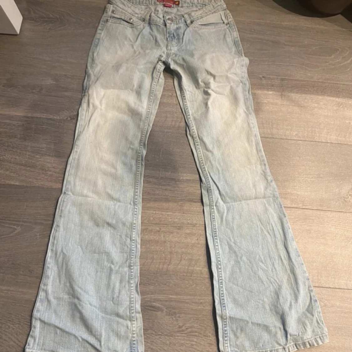 Ljusblå bootcut jeans med broderi lågmidjade - 2