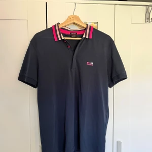 Exklusiv Hugo Boss Luxury cotton Piké tröja - Jätte fin Hugo boss piké tröja  Storlek M Luxury cotton, inte som andra modeller. Kvalitet på piken Märket på pikén ska vara så som på bilden Skicka meddelande vid några funderingar Kolla gärna även in mina andra annonser